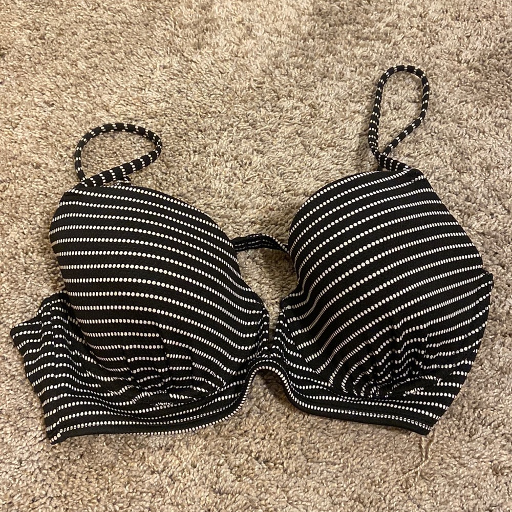 Xhilaration cup bikini top, size large. Worn twice.